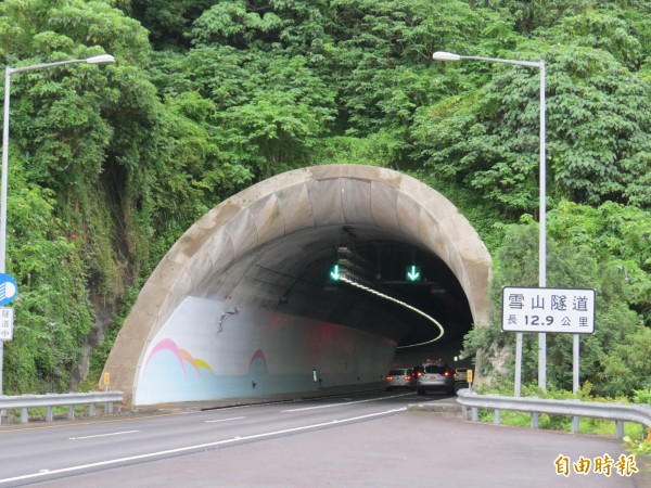 雪山隧道內偶爾會出現，提醒民眾「不要拉長車距」的廣播，讓民眾聽得霧煞煞。（資料照，記者王揚宇攝）