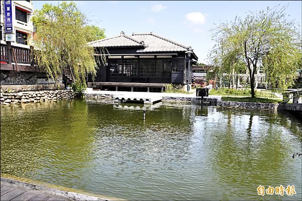 造橋鄉公所在造橋百年驛站打造有小橋、水池的日式風格庭園公園。（記者彭健禮攝）