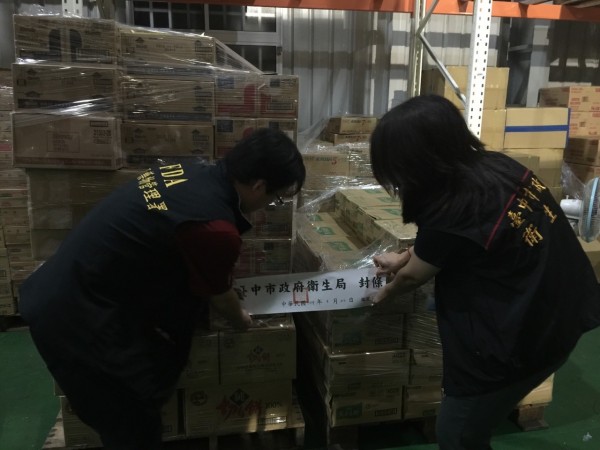 台中市衛生局稽查違規進口商倉庫，抽檢核災食品封存。（圖由台中市衛生局提供）