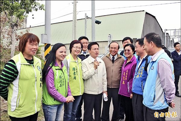 官員和民代昨天實地會勘，和美跨越烏溪連接大肚的橋樑工程範圍。（記者張聰秋攝）