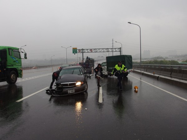 天雨路滑，台65線快速道路板一出口傳出轎車、貨車擦撞車禍。（記者吳仁捷翻攝）