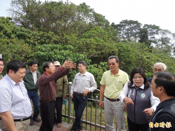 民眾抗議蘭潭風景區觀景台設電塔，台電嘉南供電區營業處電纜組經理胡榮聰（左一）承諾暫時不施工。（記者丁偉杰攝）