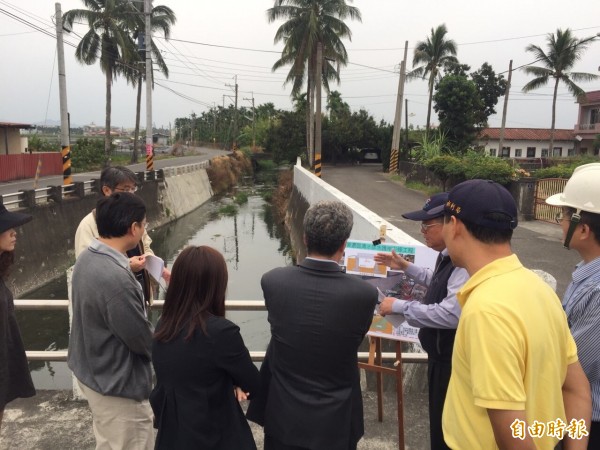 高雄市副市長陳金德於梅雨季前巡察旗山區排水改善工程，儘管旱季土地乾旱，但氣候變遷遇到強降雨仍有沖刷、淤積可能。（記者黃旭磊攝）