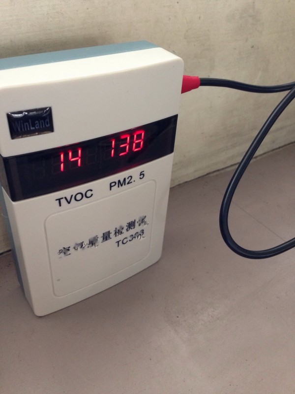 空氣品質差，有老師自備PM2.5檢測儀器，以了解空品變化。（讀者提供）
