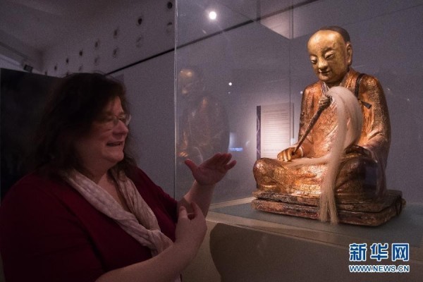 匈牙利自然科學博物館近日展出一尊由荷蘭借來的千年的「肉身坐佛」，但由於牽涉被盜疑雲，荷蘭方面突然於當地時間20日下午將佛像撤展。（圖取自新華網）