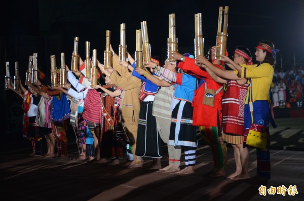 全國16族原住民族代表穿著傳統服飾高舉聖火，宣告全國原住民族運動會開始。（記者陳信仁攝）