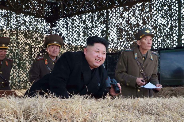 北韓領導人金正恩要求男學生們，必須要理成和他相同的髮型。（法新社）