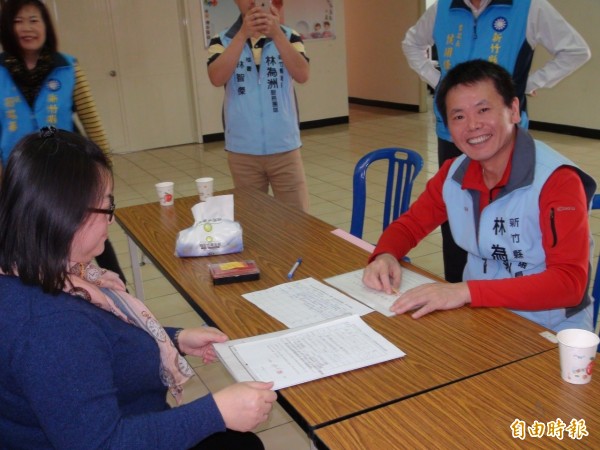 新竹縣議員林為洲（右前）今天上午到國民黨新竹縣黨部繳交立委選舉參選意願書。（記者蔡孟尚攝）