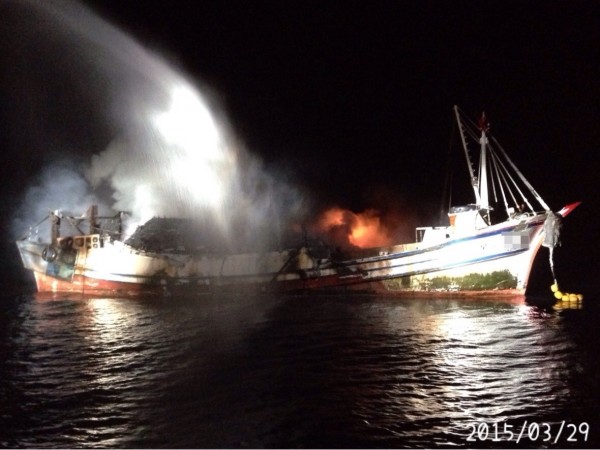 台南外海一艘基隆籍漁船驚傳失火，台南海巡隊巡防艇急馳射水滅火。（圖：台南海巡隊提供）