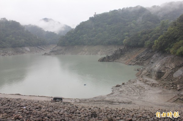 日前的降雨和人造雨為石門水庫帶來一定雨量，原本預定4月1日的第三階段限水將延後一週，緩至4月8日實施。（資料照，記者林子翔攝）