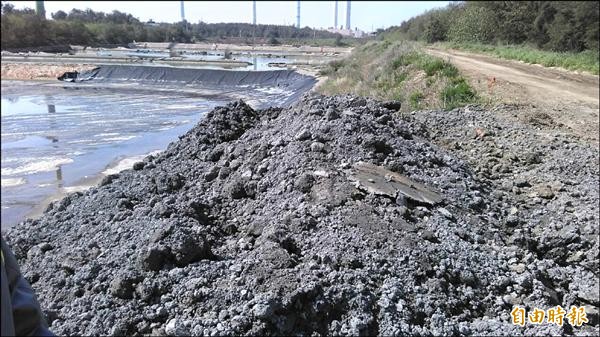 通霄海水養殖生產區疑似遭人亂倒廢土，縣府環保局會勘發現是剩餘土石方，已採樣送驗，並移送主管單位農業處處理。（記者蔡政珉攝）