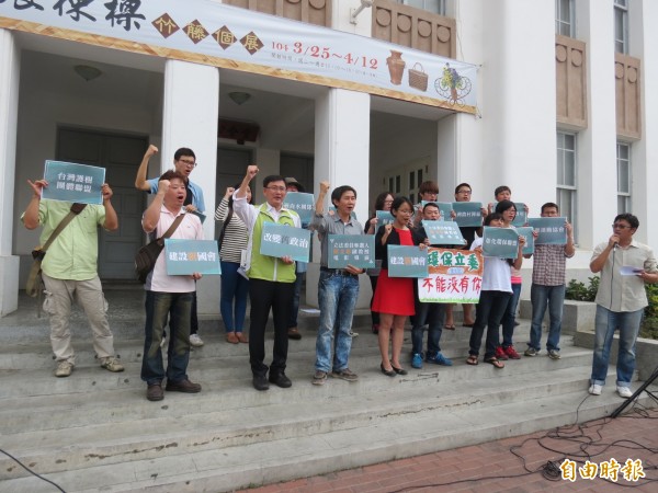 陳文彬今天在鹿港公會堂前召開記者會，宣布參加民進黨彰化縣第一選區立委徵召提名。（記者林良哲攝）