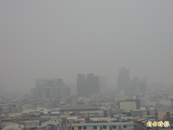 台南市前陣子未下雨前，空氣品質差，天空總是灰濛濛一片。（記者蔡文居攝）