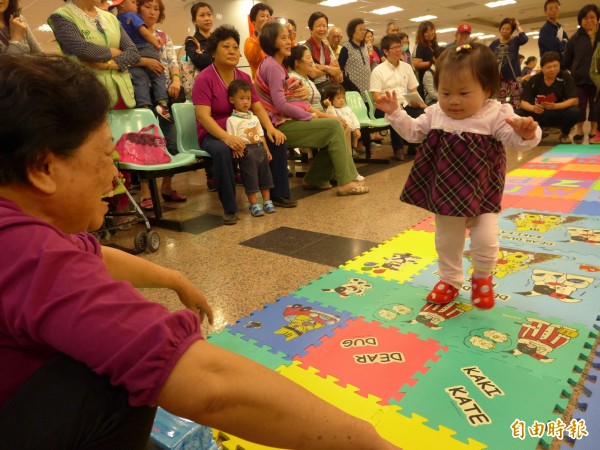 新北市立聯合醫院三重院區為1至2歲的幼兒舉辦「寶寶搬運大賽」，幼兒迫不及待地投入家人的懷抱中。（記者李雅雯攝）