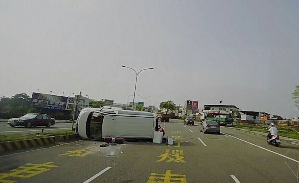 新竹市中華路六段福高香山交流道口，今天下午約4點發生一起計程車撞翻救護車的車禍。（記者何宗翰翻攝）