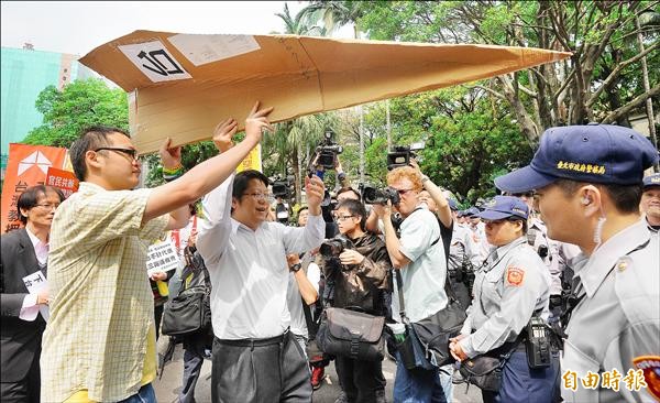 經濟民主連合及航空城反迫遷聯盟前往行政院抗議，要求撤銷M503航路、行政院長毛治國及陸委會主委夏立言下台，經民連召集人賴中強（左二）及台大學生洪崇晏（左一）向行政院射出下台紙飛機。（記者劉信德攝）