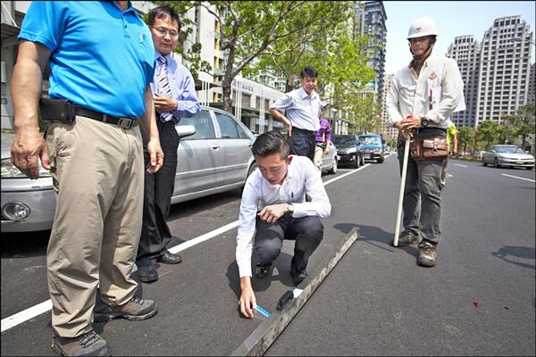 新竹市長林智堅昨天前往關新路，抽查道路施工品質。（記者蔡彰盛攝）