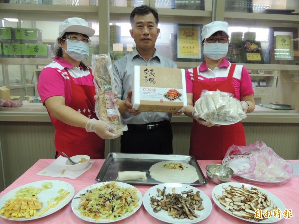 大安區農會推廣鹹豬肉及青蔥香腸等潤餅捲，民眾於4月10日前購買鹹豬肉等產品並享有優惠。（記者歐素美攝）