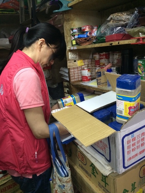 新竹市衛生局稽查人員持續針對有疑慮的工業用碳酸鎂進行追查並要求業者下架相關產品。（圖由衛生局提供）