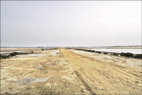 雲嘉南濱海國家風景區管理處在將軍五棟寮鹽田進行整修工程，附近居民懷疑是建輕航機機場。（記者劉婉君攝）