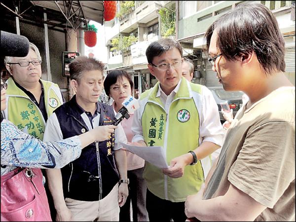 立委黃國書（右二）強調，市府要善用行政裁量權，終止「無居住事實」不能接用自來水的荒謬現象。（記者張瑞楨攝）