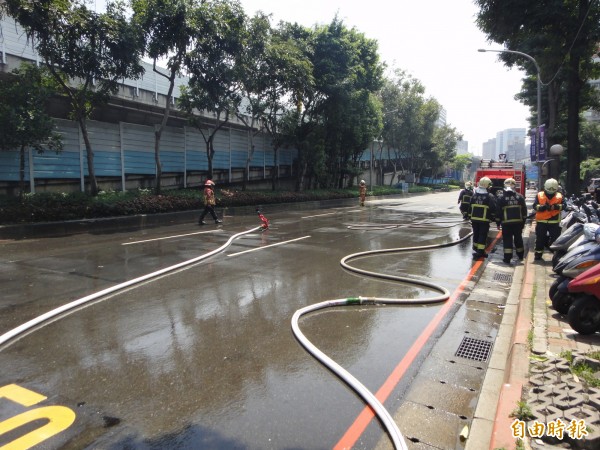 新北市板橋民生路二段今天上午因不明粉末外洩，警消到場處理。（記者吳仁捷攝）