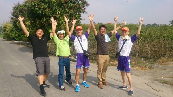 田尾鄉南鎮國小校長葉振彰（圖右三），穿著學童運動服，戴著小學生帽子、背上小書包，跟全校學生一起完成兒童節路跑。（圖由南鎮國小提供）