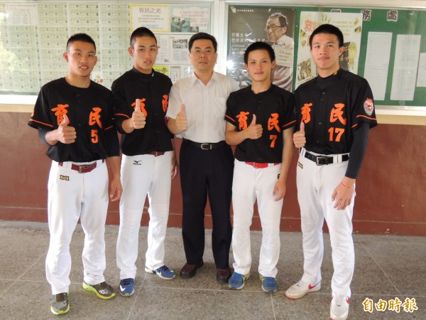 苗栗市私立育民工家原住民學生林恩瑞及林恩偉兄弟檔（左一、二）同考上國立台東大學運動競技系，李明哲（右一）錄取國立屏東大學，潘毅偉（右二）為國立嘉義大學備取，校長邱紹一大讚是「育民之光」。（記者張勳騰攝）