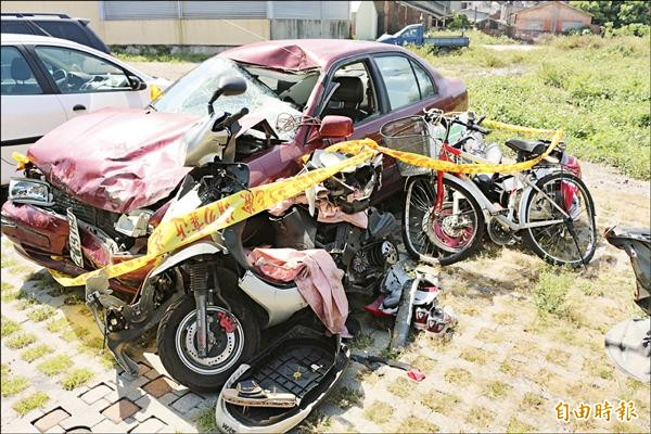 肇事車輛與被撞機車、單車，都變成廢鐵。（記者詹士弘攝）