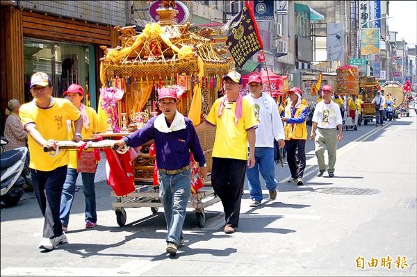 新營同濟宮慶祝開漳聖王神誕日，遶境隊伍行經市區，十分熱鬧。（記者楊金城攝）