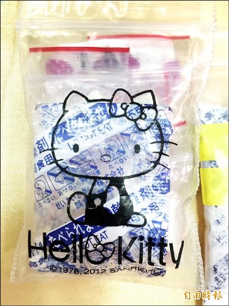 警方發現，毒品都有Hello Kitty卡通圖樣，不排除想混入墾丁春吶音樂祭販毒。（記者黃良傑攝）