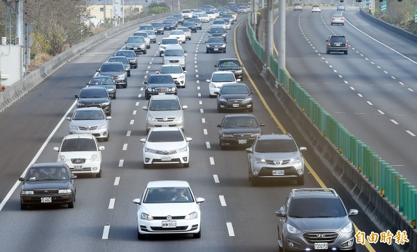 清明連假期間高速公路將採行多項措施紓解車潮，預計明天早上6點車潮將會湧現。（資料照，記者方賓照攝）