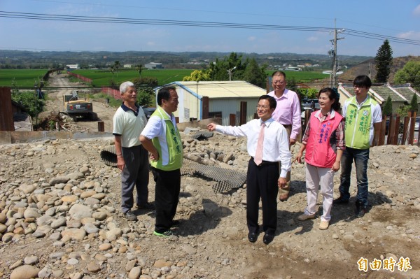 今天是彰化縣長魏明谷就任百日，他手比向彰南路大肚溪橋施工預定地，向民代介紹彰化也要有世界先進的脊背橋樑。（記者張聰秋攝）