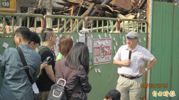 中原大學室內設計系教授陳其澎（右一）呼籲立刻停止東門市場拆除動作。（記者謝武雄攝）
                               
