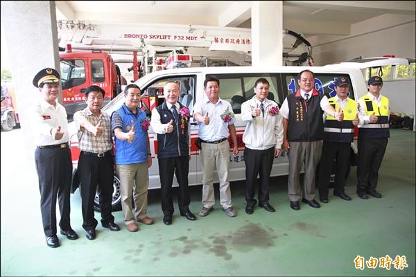 建築業者張鴻源（中）捐贈一輛造價248萬的救護車給縣消防局頭份分隊，嘉惠逾十萬頭份鄉親。（記者鄭鴻達攝）