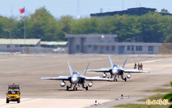 2架美軍F-18戰機一前一後滑行至跑道頭，先後起飛離台南空軍基地。（記者黃志源攝）