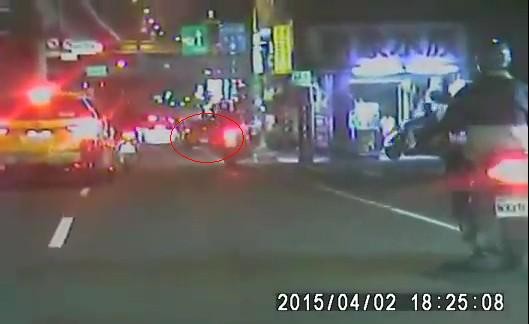 新北市中和區昨天晚間發生轎車暴衝，撞死2名停等紅燈騎士意外，並造成7人輕重傷。（圖片擷取自YouTube） 