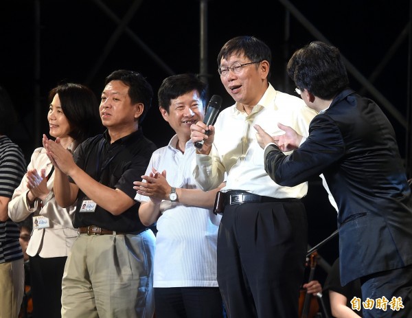 台北市觀傳局3日舉行「改變ing」音樂會，市長柯文哲（右二）出席，並上台即興表演與民同樂。（記者方賓照攝）