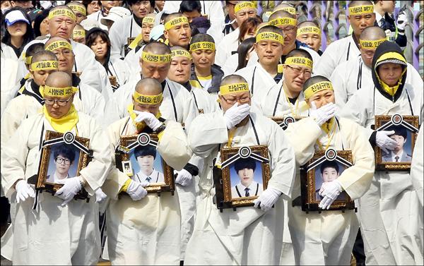 南韓客輪「世越號」罹難家屬上街抗議。（法新社）