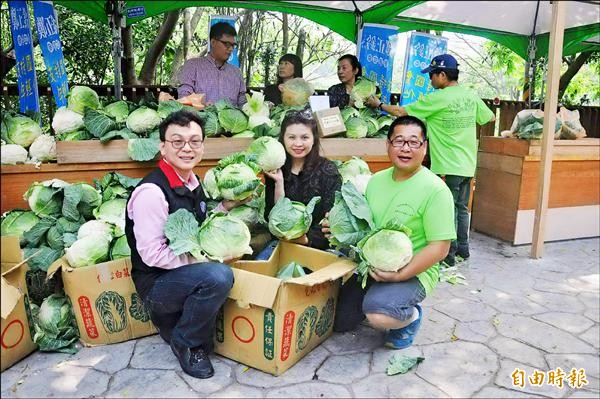 花蓮縣青少年公益組織協會理事長黃榮墩（前右），昨與新竹市議員鄭正鈐（前左）促銷高麗菜，香山區牛埔里鄰長連麗紅（前中）買了一大箱。（記者傅潮標攝）