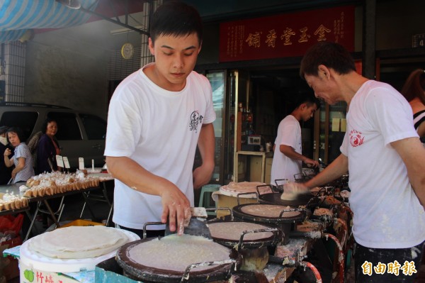 彰化市老字號「洪銓均」潤餅店，現製現賣潤餅皮，生意旺到爆。（記者張聰秋攝）