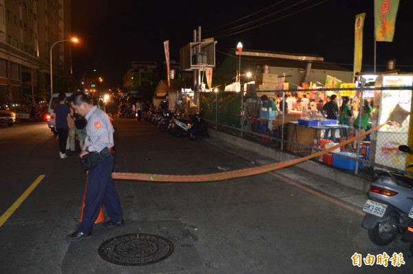 警方封鎖夜市旁道路搜索，卻不見彈殼、血跡等證物。（記者張瑞楨攝）