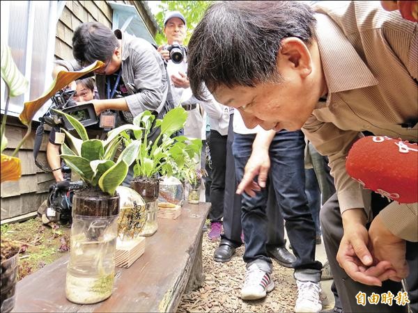 台北市長柯文哲昨偕妻陳佩琪造訪宜蘭綠色博覽會，柯眼尖看到一顆生態球，上面竟然有馬英九總統題詞「自求多福」。（記者王揚宇攝）