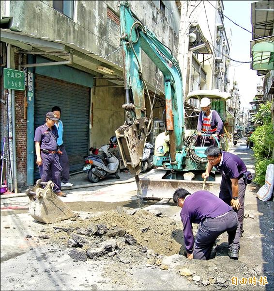 環保局到場監測可燃氣體濃度。（記者陳文嬋攝）