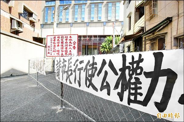 居民出入該道路有卅四年，如今無預警被封路，抗議路權受損。（記者王善嬿攝）