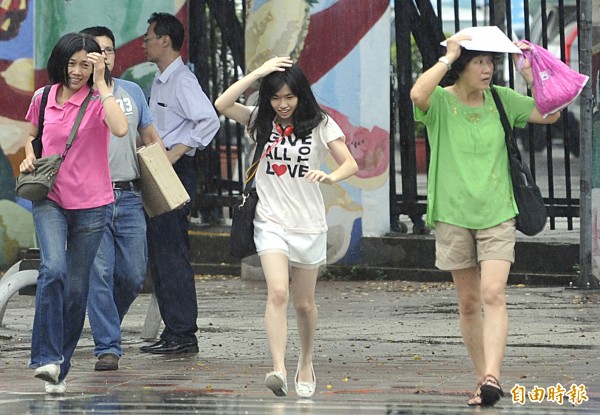 明天午後因鋒面接近，中部以北地區易有局部雷陣雨，且可能出現較大雨勢，預計鋒面將於晚間抵達臺灣附近，為各地帶來短暫陣雨。（資料照，記者陳志曲攝）