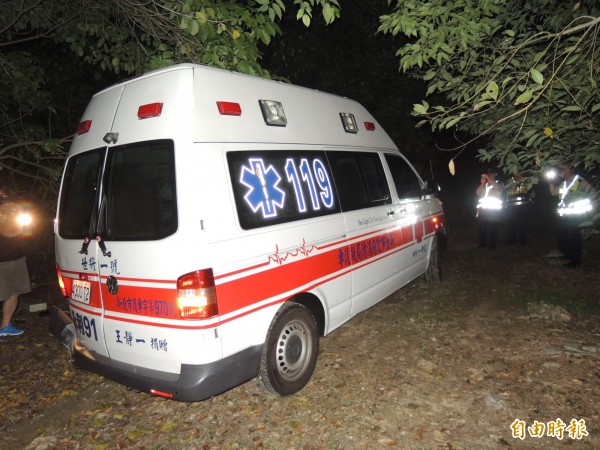 新北市消防局永利分隊永利91號救護車被人開走，棄置在基隆市七安產業道路樹林間，偷車賊已不見蹤影。（記者林嘉東攝）