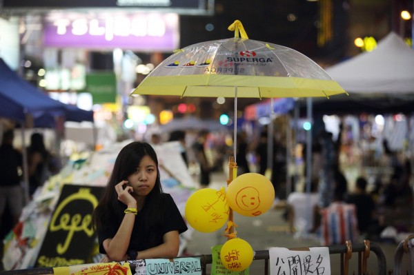 香港去年爆發雨傘革命，卻傳出有參與活動的學生，被拒絕入境中國的事情。（彭博社）