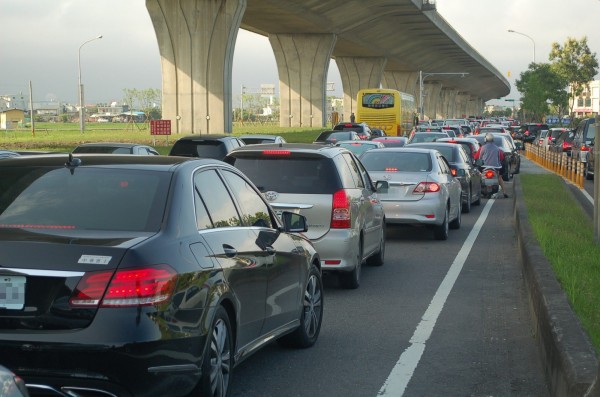 國5宜蘭交流道側車道，今天午後湧現車潮，出現長長的車陣。（記者江志雄攝）