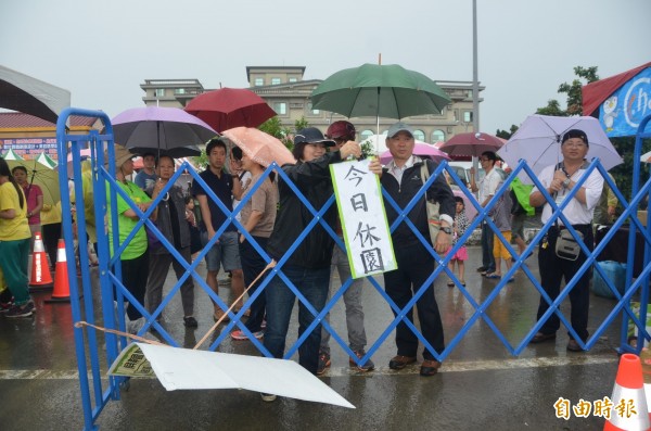 屏東大雨一直下，彩稻藝術節掛起休園的公告。（記者葉永騫攝）